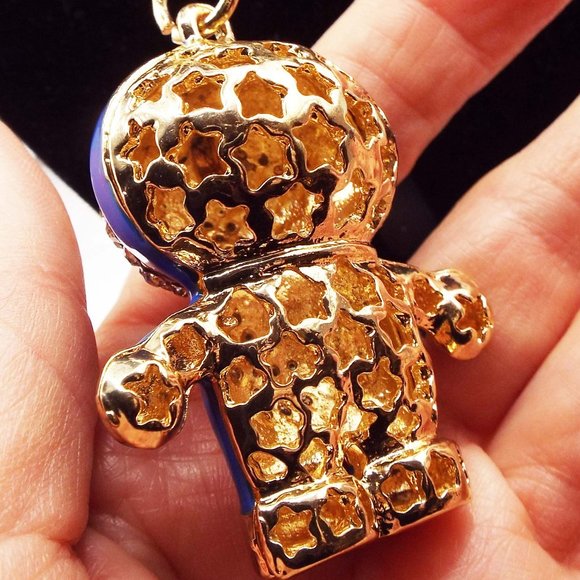 BETSEY JOHNSON KITTEN KITTY CAT IN BLUE SNOWSUIT RHINESTONES PENDANT NEC… - Picture 3 of 5